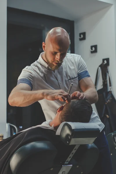 Bebaarde Man In de Barbershop — Stockfoto