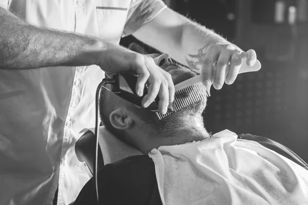 Bebaarde Man In de Barbershop — Stockfoto