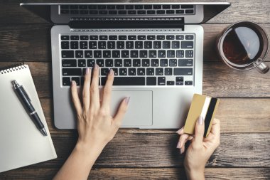 Mock-up ahşap masa üstünde Laptop ile