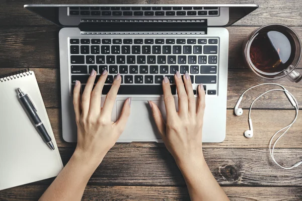 Mock-up met Laptop op houten tafel — Stockfoto