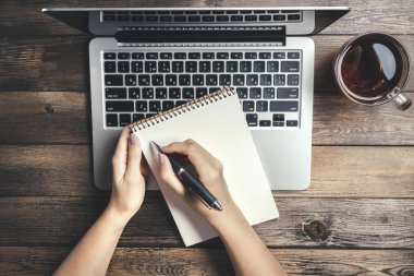 Mock-up ahşap masa üstünde Laptop ile