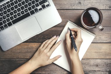 Mock-up ahşap masa üstünde Laptop ile