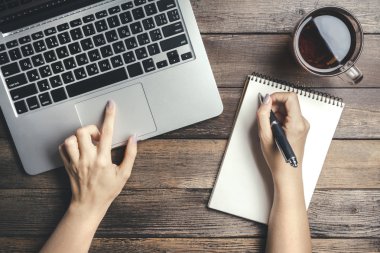 Mock-up ahşap masa üstünde Laptop ile