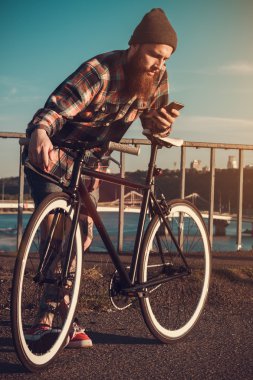 Kırmızı gömlekli sakallı yakışıklı