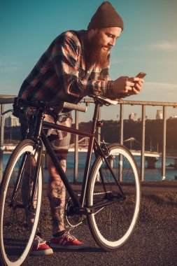 Kırmızı gömlekli sakallı yakışıklı