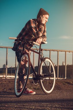 Kırmızı gömlekli sakallı yakışıklı