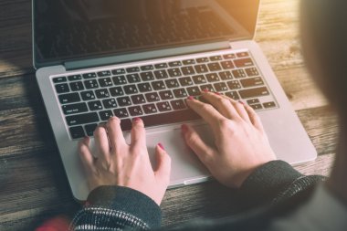 Mock-up ahşap masa üstünde Laptop ile