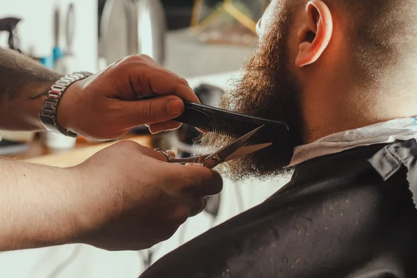 Barbudo en barbería —  Fotos de Stock