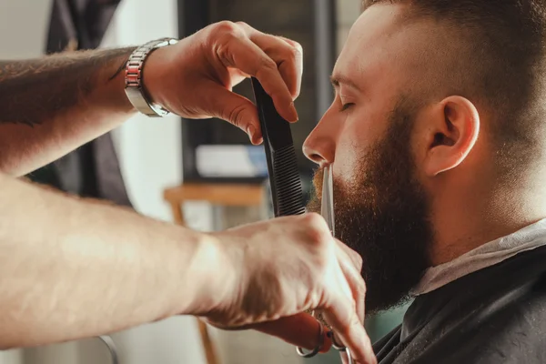 Bebaarde Man In de Barbershop — Stockfoto
