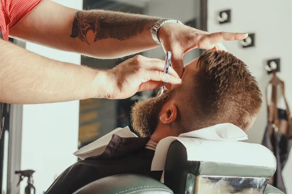 Homem barbudo na barbearia — Fotografia de Stock