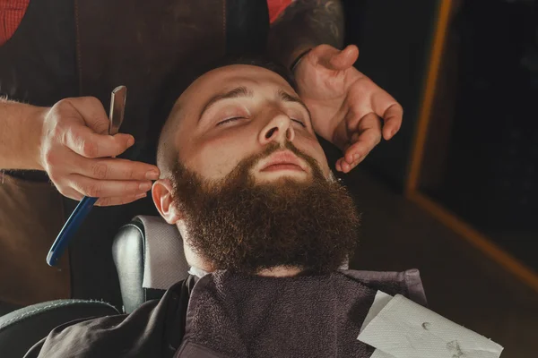 Barbudo en barbería —  Fotos de Stock