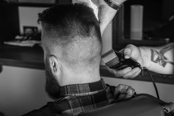 Bebaarde Man In de Barbershop — Stockfoto