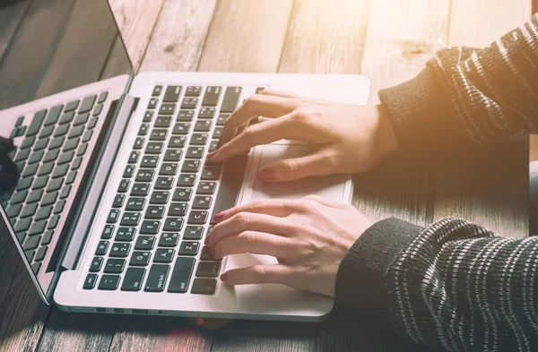 Mock-up met Laptop op houten tafel — Stockfoto