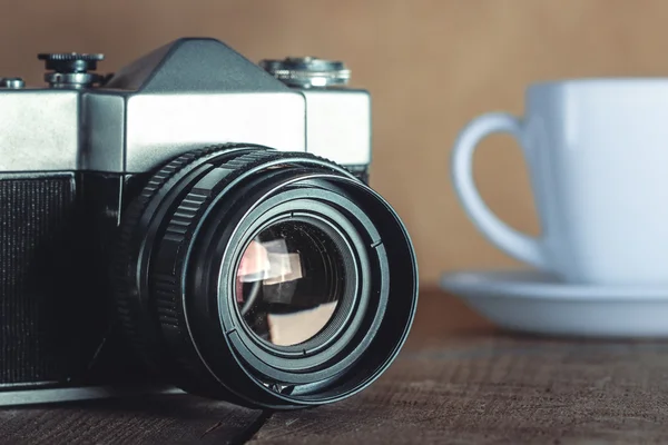 Old Camera And White Cup — Stock Photo, Image