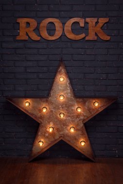 Ahşap Rock yazıt ve demir yıldız 
