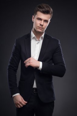 Takım Elbiseli Yakışıklı Adam