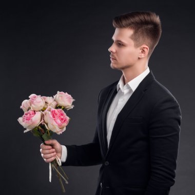 Takım Elbiseli Yakışıklı Adam 