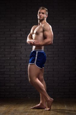 kas yakışıklı adam