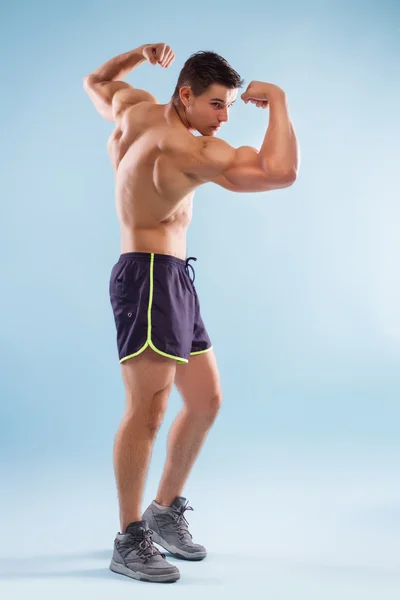 Homem bonito muscular — Fotografia de Stock