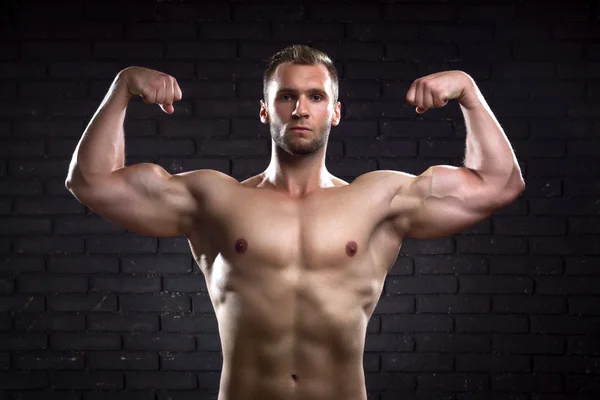 Homem bonito muscular — Fotografia de Stock