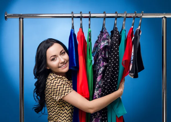Boldog asszony a ruha Rack, ruhák — Stock Fotó