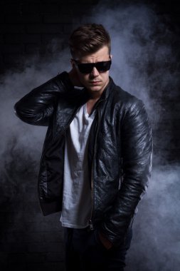 yakışıklı erkek deri ceket