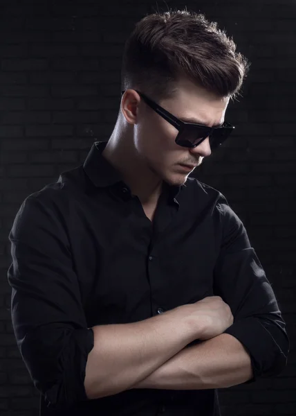 Schöner Mann mit Sonnenbrille — Stockfoto