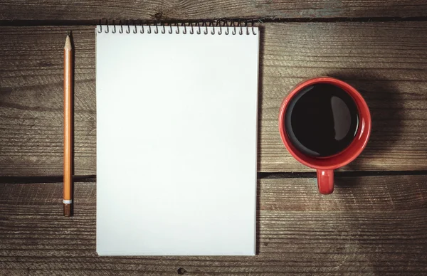 Kopje koffie, schetsboek en potlood — Stockfoto