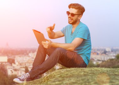 Bir dağ üzerinde oturan adam