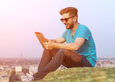 Bir dağ üzerinde oturan adam