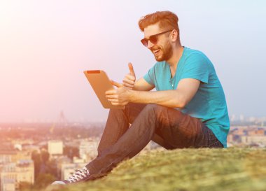 Bir dağ üzerinde oturan adam