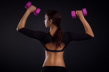 Pembe Dumbells kadınla Fitness
