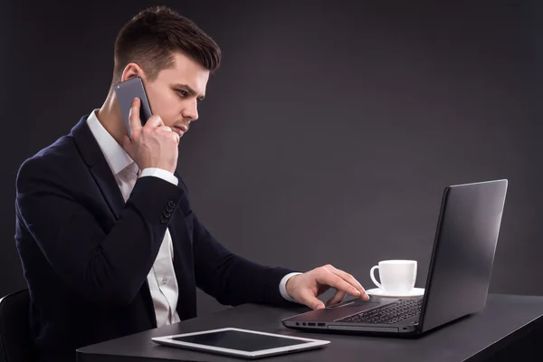 Zakenman zit aan een bureau — Stockfoto