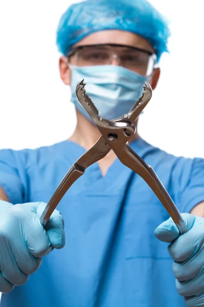 Homem Doutor Cirurgião Segurando Instrumento Cirúrgico — Fotografia de Stock