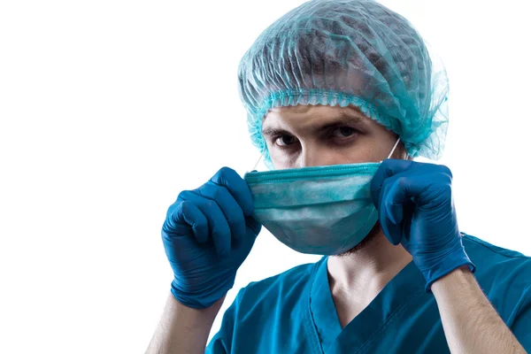 Médico Cirurgião a colocar a máscara médica — Fotografia de Stock