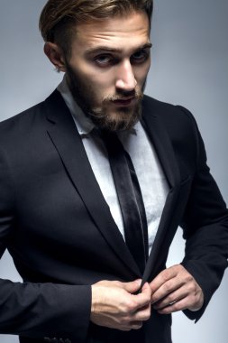 Siyah elbiseli sakallı yakışıklı adam