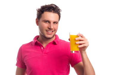 Adam beyaz arka plan üzerinde izole meyve suyu ile