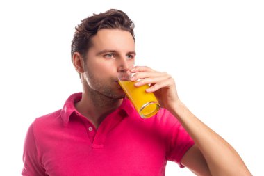 Beyaz arka plan üzerinde izole adam içecek suyu