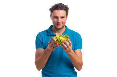 Adam beyaz arka plan üzerinde izole salata ile