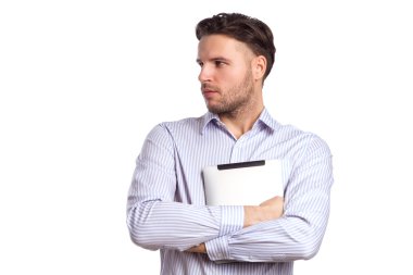 Yakışıklı adam holding dijital tablet