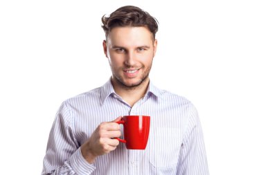 Kırmızı Kupası tutan yakışıklı gülümseyen iş adamı