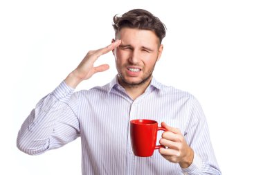 Kırmızı Kupası tutan bir baş ağrısı ile yakışıklı işadamı