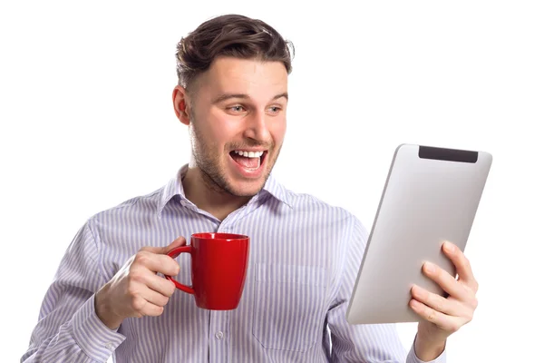 Knappe verrast zakenman Holding rode Cup en leest Compute — Stockfoto