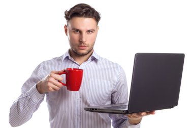 Yakışıklı işadamı Holding kırmızı Kupası ve dizüstü