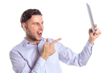 Yakışıklı adam holding dijital tablet