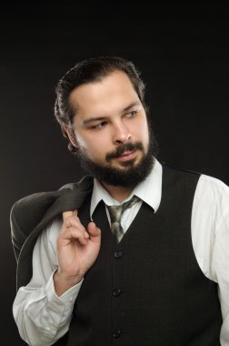 kostüm üçlü bir siyah arka plan üzerine bir sakallı şeytani yakışıklı adam