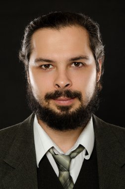 kostüm üçlü bir siyah arka plan üzerine bir sakallı şeytani yakışıklı adam