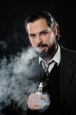 iyi giyimli adam sigara elektronik sigara siyah arka plan üzerine