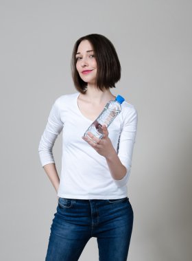 Bir şişe su ile güzel yakın çekim portre genç kadın. Sağlıklı içecek ve spor kavram. Cilt Bakımı ve güzellik. Spor.