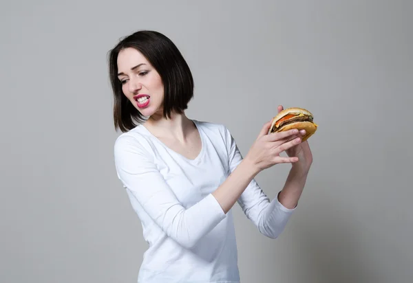 Chica comiendo sándwich sano aislado sobre fondo blanco — Foto de Stock